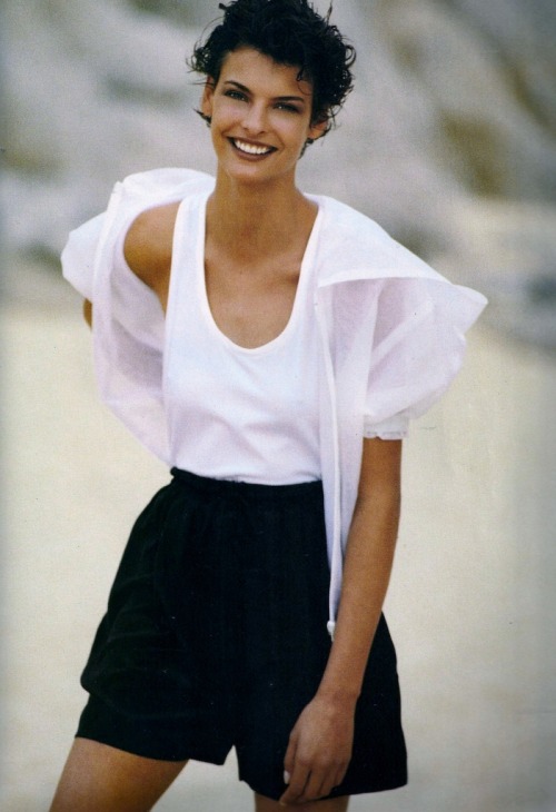 La Linda Evangelista | Contemporary Cuts - Vogue UK (1990) Linda...