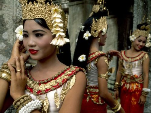 global-musings:Khmer Dance Troupe Dancers in traditional...