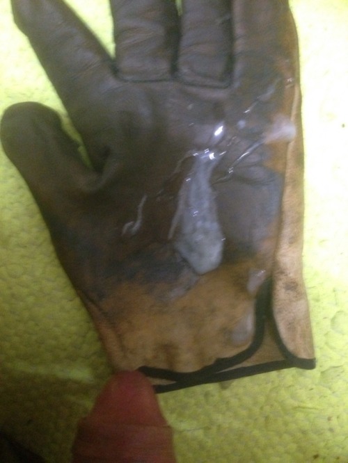 tradierob:Who doesn’t love a good greasy glove wank ;)