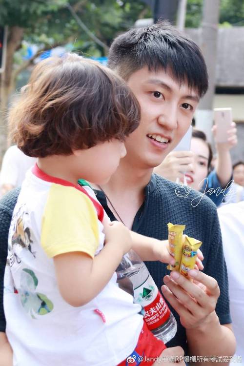 yuzhousky:[Part 2][180729] Baby HaoHao visiting JINGYU gege at...