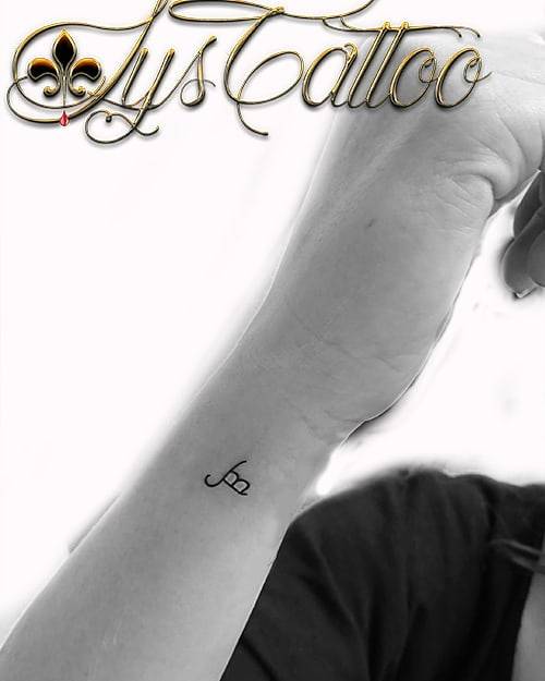 Lys Tattoo Tatouage Minimaliste Poignet Chiffre 9 En