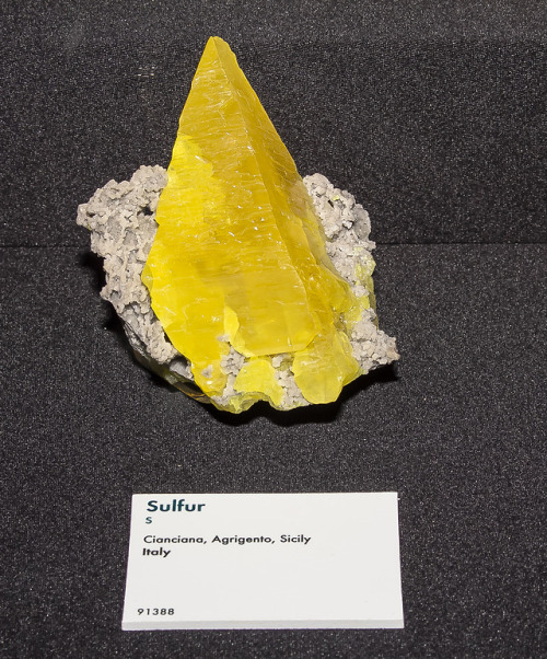 Sulfur mineral gem gemstone crystal chemistry crystallography science geology the earth story sicily