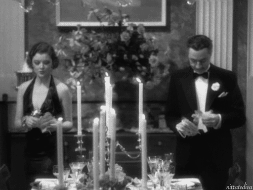 Nick y Nora Charles se preparan para una cena dramÃ¡tica en The Thin Man (1934).