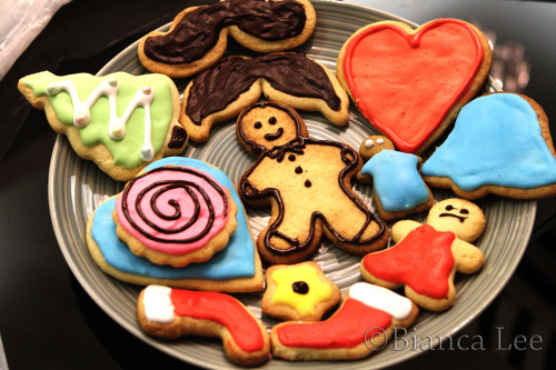 Christmas mustache cookies!Gingerbread + sugar cokiesmakes 100...