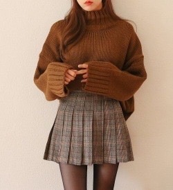 sugaryxangel:pleated skirt thinspo