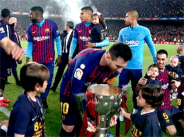 إحتفال برشلونة بلقب الدوري لموسم 2018/2019 في الكامب نو  Tumblr_pqpte2Qqls1uo4zhwo3_400