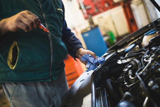 nivel oleo motor conferir trocar shutterstock troca de óleo