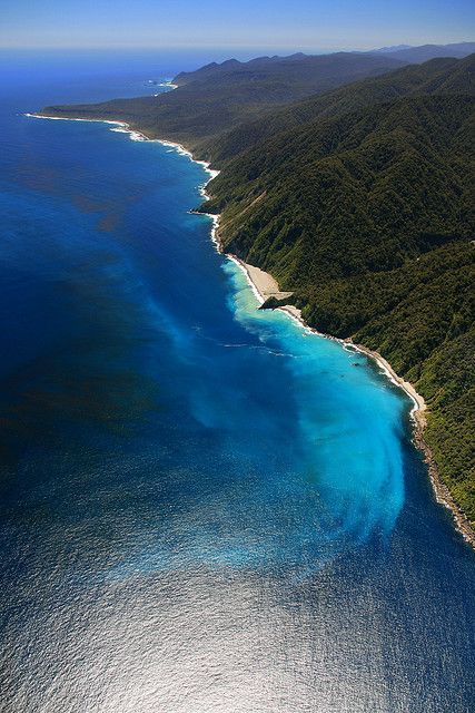 renamonkalou:Coast outside Milford Sound©Lachlan Sear