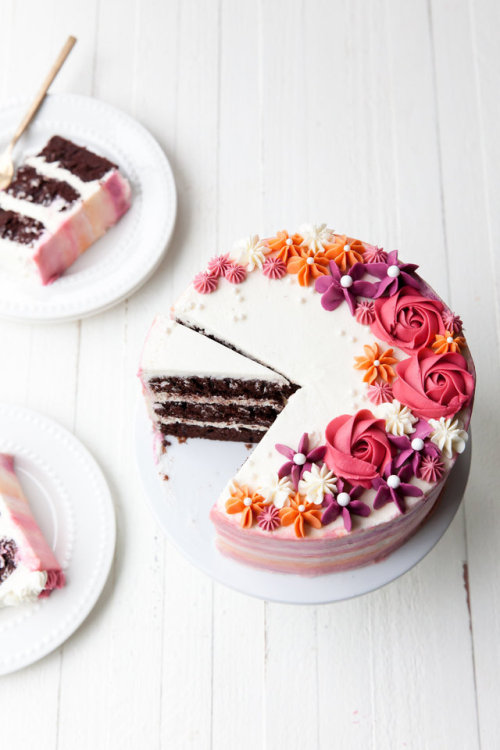 sweetoothgirl:How to Make a Buttercream Flower Cake