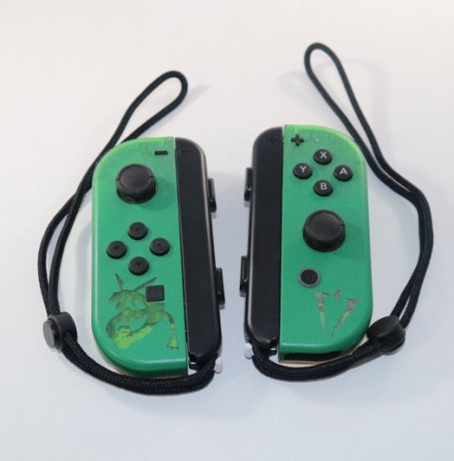 retrogamingblog:Custom Pokemon Joy-cons made by ComicControllers