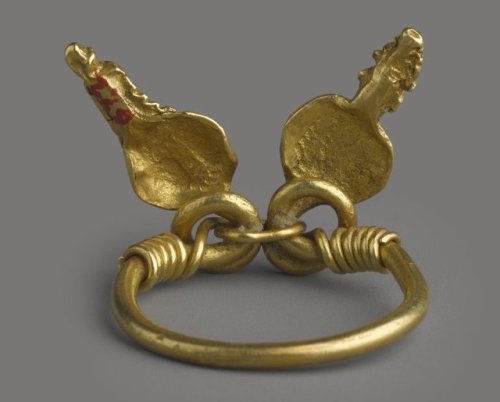 didoofcarthage:Gold finger ringEgyptian, Roman Period,...