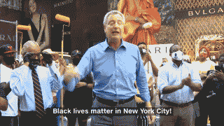 トランプタワー前にNY市長らがBlack Lives Matterの文字をペンキで描く。  ニューヨーク市職員が描いたのかよ…自治体がテロリストに賛同するとかムチャクチャだな