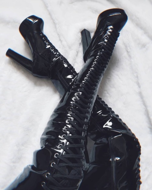 thigh high boots on Tumblr