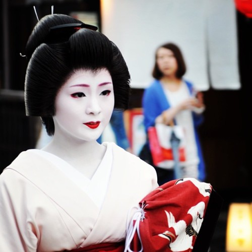 Geiko Mameharu, Gion Kobu
Geisha watch, Gion (by Bobby Lopez Creative)