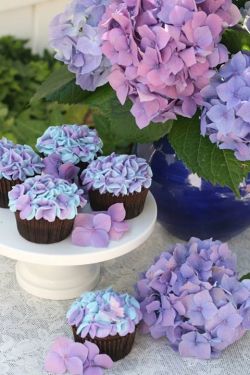 Wedding cupcakes! We them!!