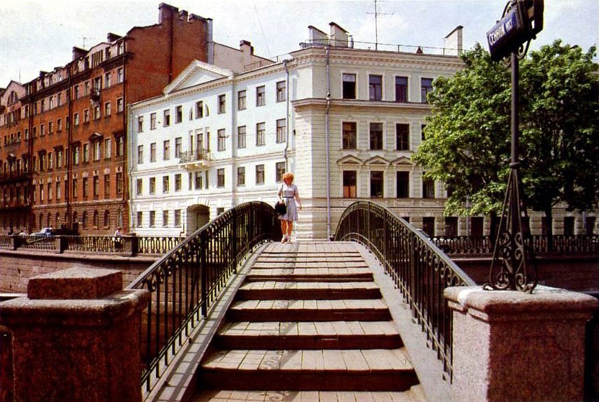 Sennoy Bridge in Leningrad in the 80s. I used to walk it all the time when I lived in St Petersburg and had a PO Box at the main post office. Such a cool part of the city!