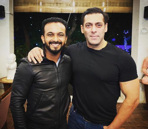 „★ 54 este noul 27… Salman Khan cu Kedar Jadhav la Ferma Panvel (30 decembrie 2019)! “