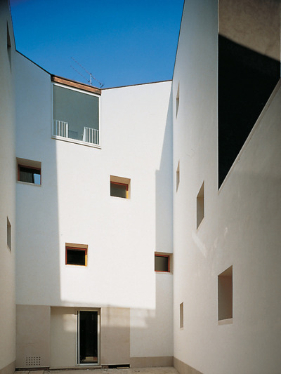 subtilitas:<br /><br />Cinno Zucchi - ex-Junghans residential building D, Venice 2002. Part of a larger complex on the site of a former industrial complex at the intersection of two canals on  La Giudecca island. Via, photos © Pietro Savorelli.