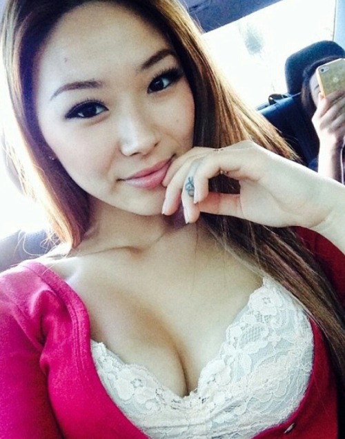 hottestasianbabesonly:Busty selfie