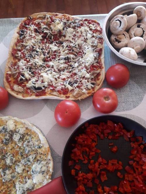 goodfoodgrove:Homemade vegetable pizza with tomatoes, bell...