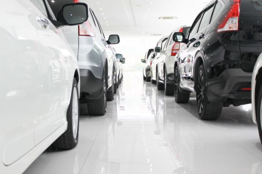 estoque concessionaria venda de carros suvs preto prata branco fila de carros shutterstock