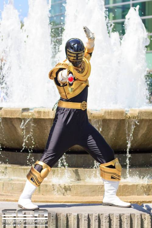 tokucosplay:Zeo Gold / KingRanger cosplayed by bigtrent07.