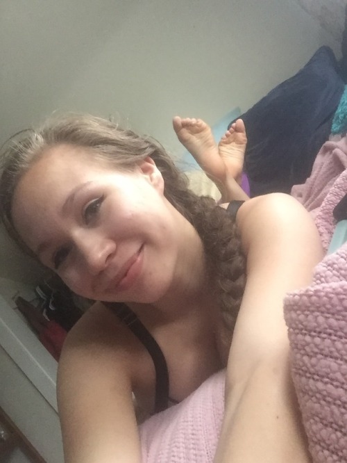 prettyfeet1998:Am I cute ?