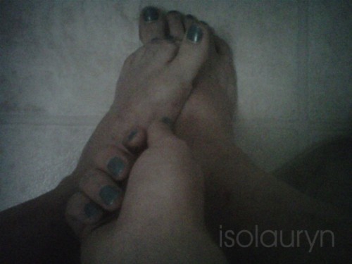 IsoLaurynElectric blue toes and nails (sorry for the crap cell...