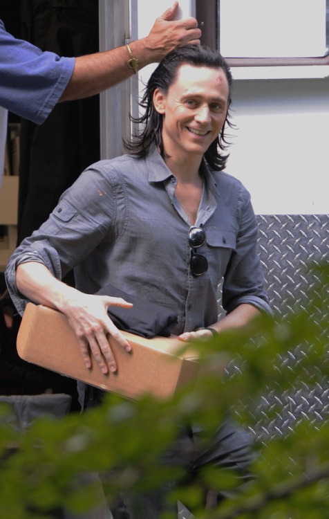 bambamwolf87:lolawashere:Tom Hiddleston on the set of ‘The...