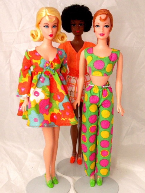 barbie mod friends gift set with 3 dolls in retro looks