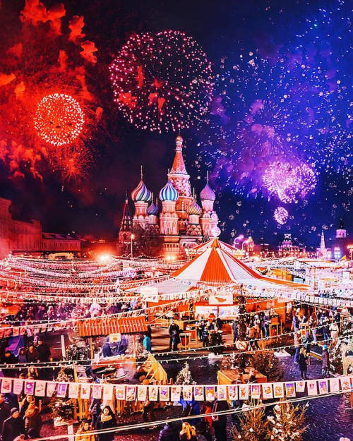 mymodernmet:Sparkling City of Moscow Celebrates Orthodox...