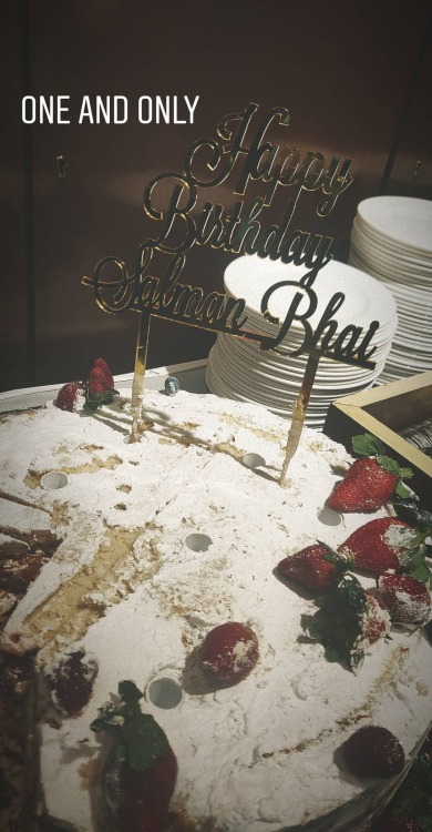 „★ YUM Birthday Cake Of YUM Superstar, Salman Khan (27 decembrie 2019)! “