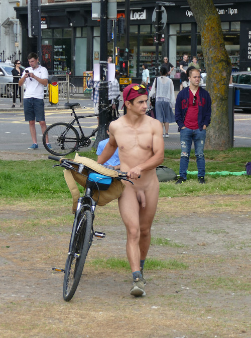 dekanuk:dekaNuk’s archive of naked exhibitionist men