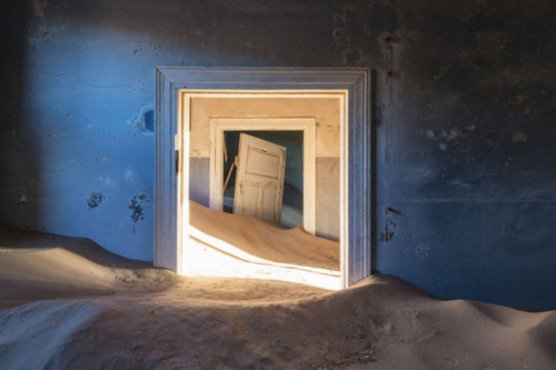 abandonedandurbex:A diamond mine made in Kolmanskop in Namibia...