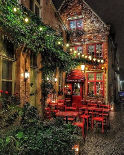 This may be the coziest restaurant Ive ever seen. The Vlaamsche Pot in Brugges, Belgium.