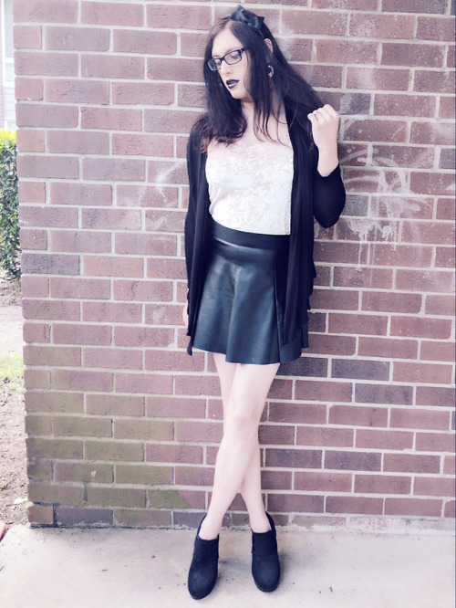 claralove89:The dark, gothy look is one of my favorites right...