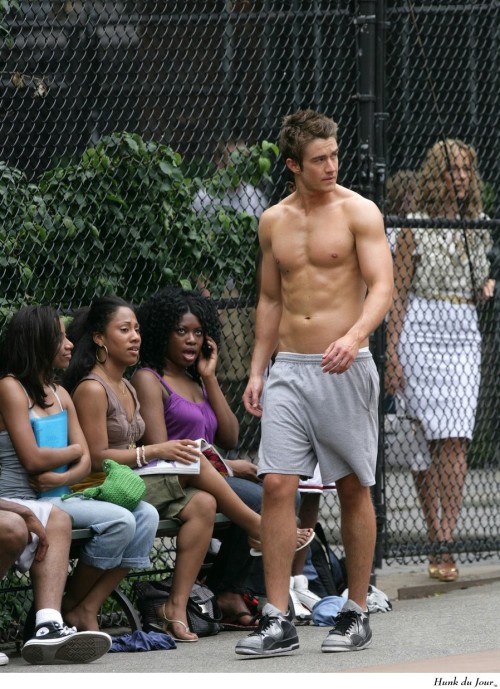 haha the girls behind like “gurl imma have to call you back” :O