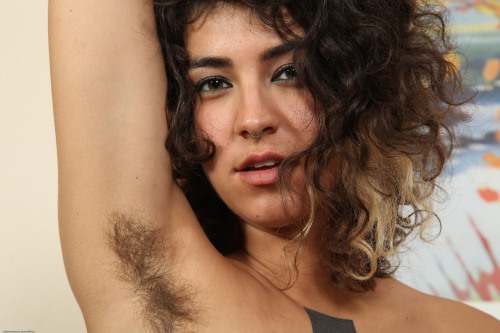 taboo-fetish:Bianca’s delicious hairy armpits!