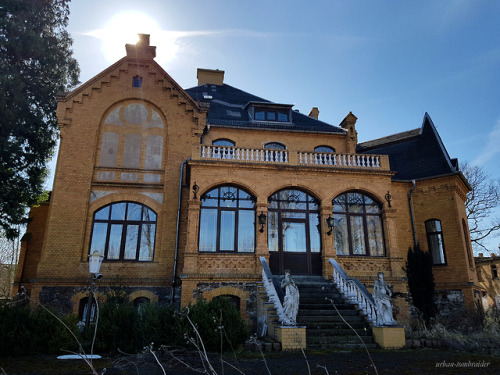 This beautiful old building, last inhabiting a Greek restaurant,...