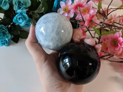 takenflyght:Obsidian and blue calcite spheres from @bekkathyst