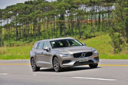 Volvo V60 é uma das poucas peruas ainda a venda no Brasil