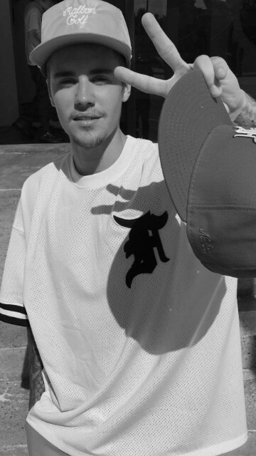 letsmeloyou:Justin Bieber lookscreen.“Heart” If you saved at...