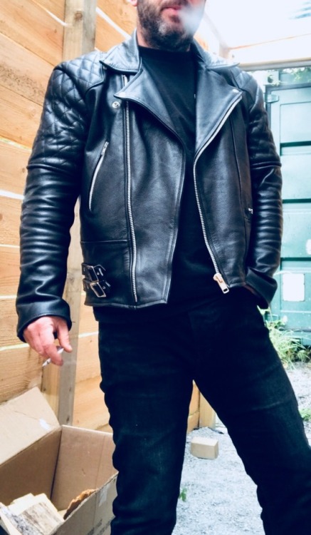 mysecretleather:@leather-n-smoke @blackleatherbikerjacket...