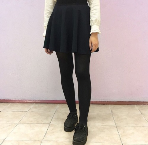 daintyfetish:I wanna look this good when I wear skirts/dresses...