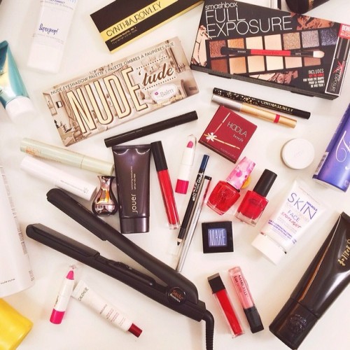 Happy #Oscars Weekend! We’re SO excited to announce that @usweekly’s beauty director @gwen_beauty will be taking over our Instagram…
