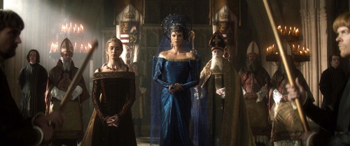 cisforcostumes:Charlize Theron as Queen Ravenna, in the blue...