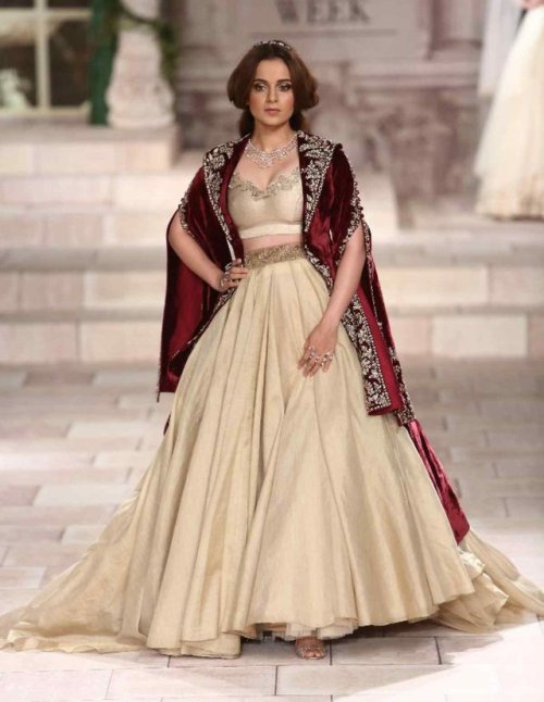 bollywoodhqs:Kangana walks the ramp for Anju Modi during India...