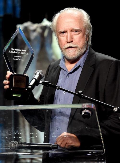 thewalkingdead-hq:Scott Wilson receives The Walking Dead Hall of Fame award at The Walking Dead...