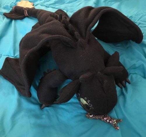 molecricket:Re-selling extra large Toothless plush (Not by me). ...