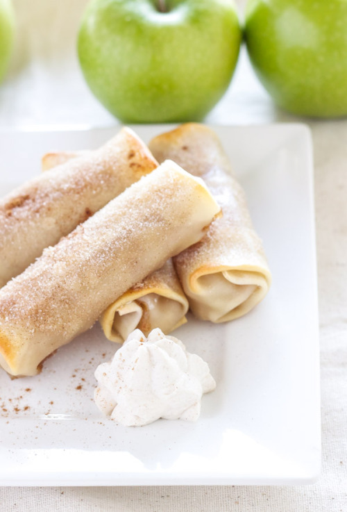 ransnacked:baked apple pie egg rolls | spoonful of flavor